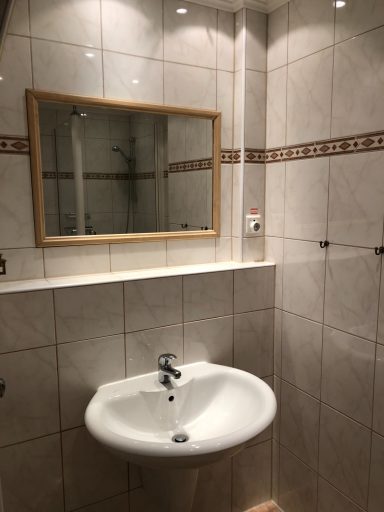 Bad mit Dusche oben