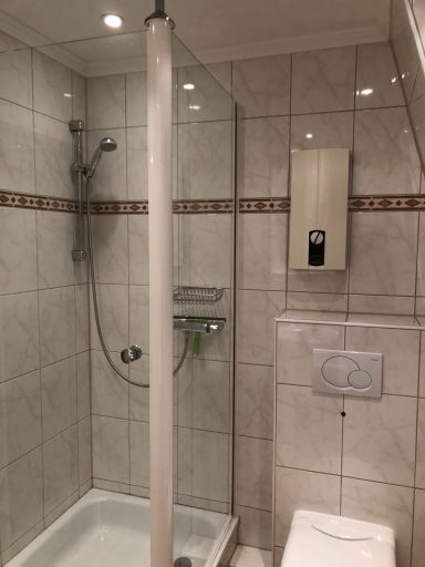 Bad mit Dusche oben
